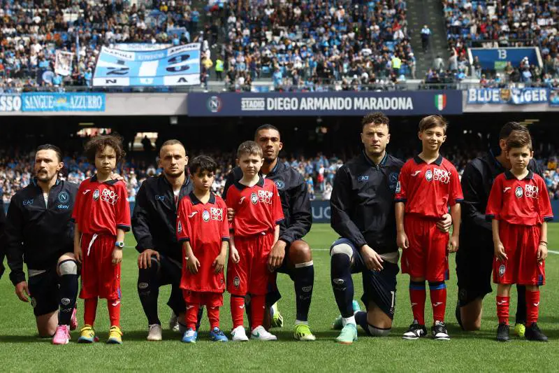 Napoli in ginocchio contro il razzismo: il gesto degli azzurri per Juan Jesus
