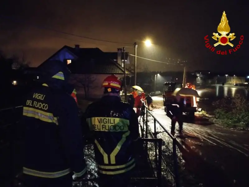 Una bomba d'acqua spaventa Milano. Tromba d'aria nel Varesotto