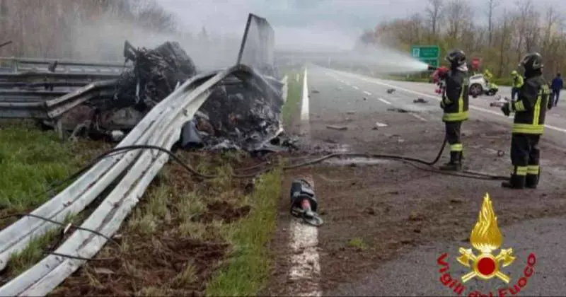 Lo schianto con la Ferrari a 200 all'ora poi le fiamme: due morti nel vercellese