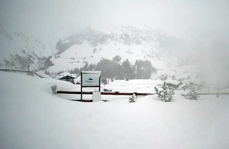 La bufera di neve, il vento, poi la slavina: Livigno isolata. "Situazione critica"