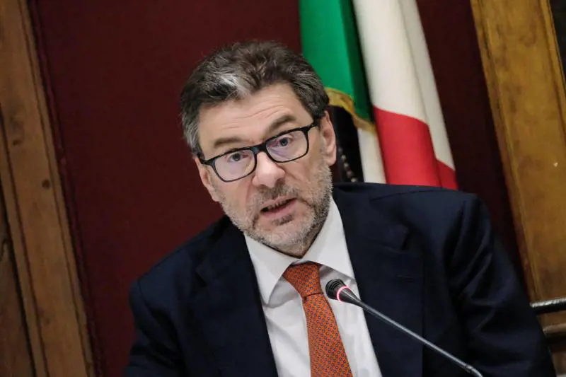 Def, l'"imputato" Giorgetti mette la faccia sul Patto