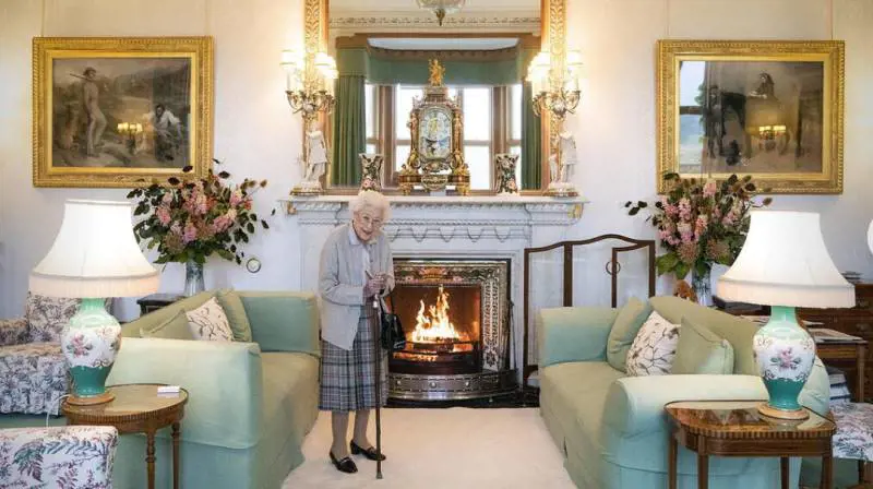 Aperte le stanze private della Regina Elisabetta. Quanto costa bere un tè come lei