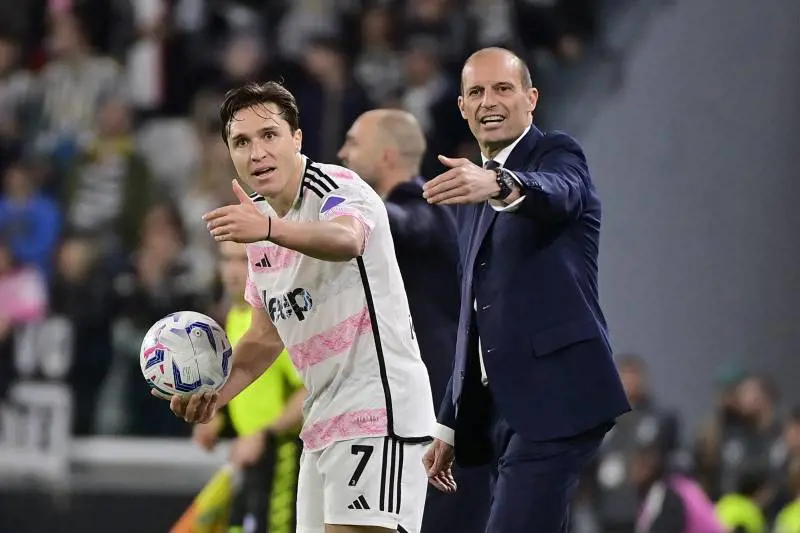 Chiesa "spiega" ad Allegri la crisi della Juventus