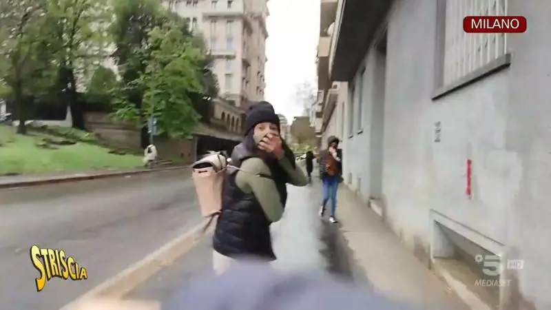 La furia delle borseggiatrici contro l'inviato di Striscia, insulti e ombrellate