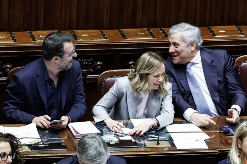 Centrodestra stabile, calano i dem: il sondaggio
