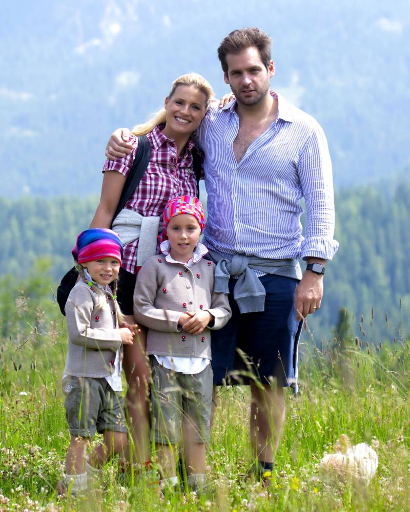 Michelle Hunziker con il marito Tomaso Trussardi e le figlie Sole e Celeste fanno trekking sulle Dolomiti a San Cassiano (2019)