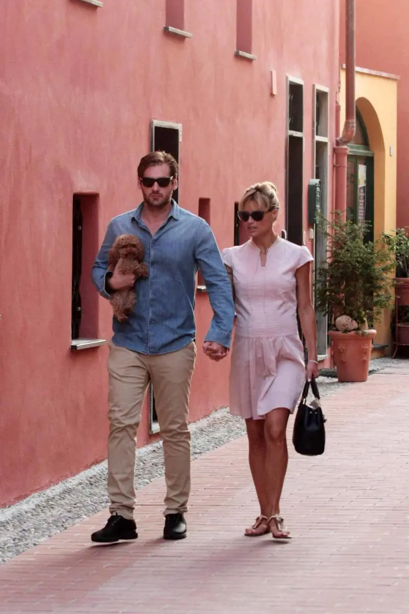Michelle Hunziker e Tomaso Trussardi a Varigotti. La showgirl è incinta di Sole (2013)