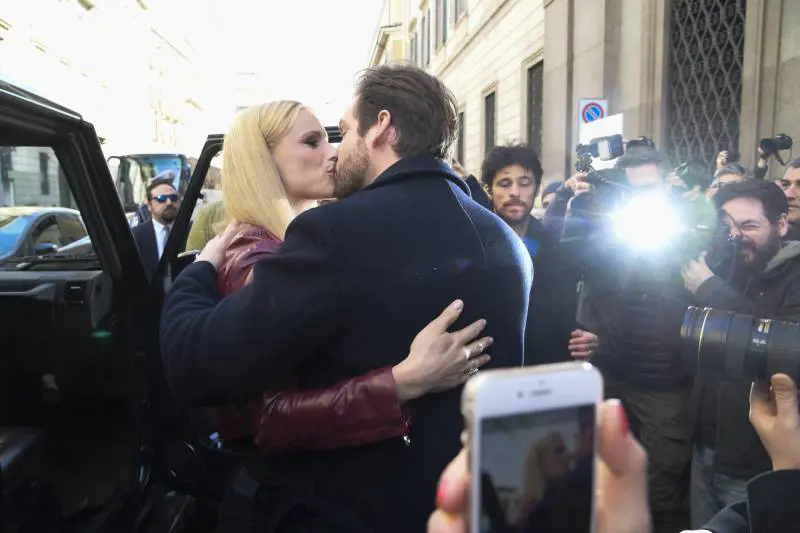 Tomaso Trussardi attende l'arrivo di Michelle Hunziker prima della sfilata della maidon Trusasardi alla Milano Fashion Week (2017)