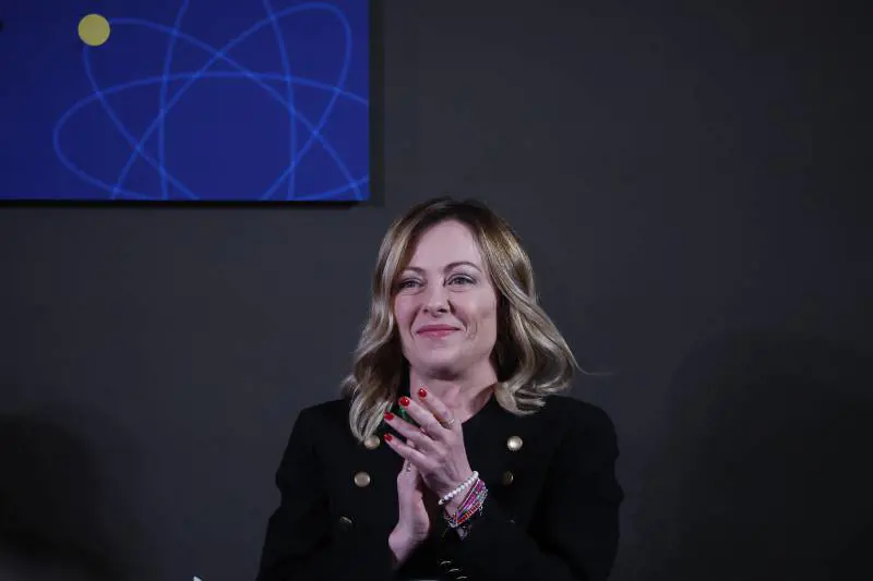 Meloni apre al nucleare pulito. E poi cita Oppenheimer: "Possiamo dare al mondo un futuro migliore"