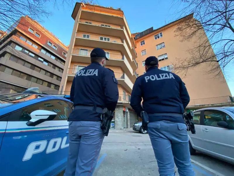 Un passante li rimprovera, loro lo massacrano di botte e si filmano: la follia di due minorenni