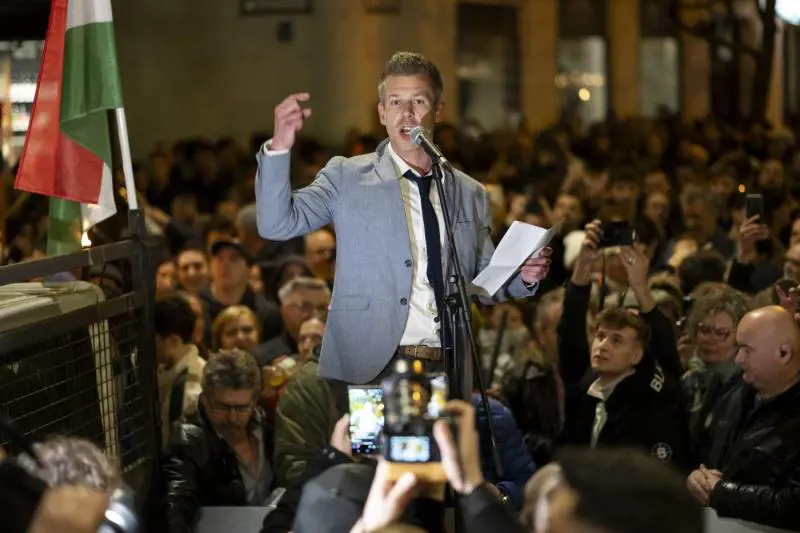 Magyar, l'anti-Orbán guida la marcia dei centomila