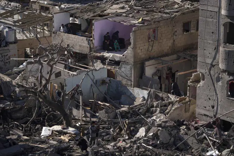Teheran minaccia le ambasciate. Bibi: "Tregua se gli ostaggi liberi"