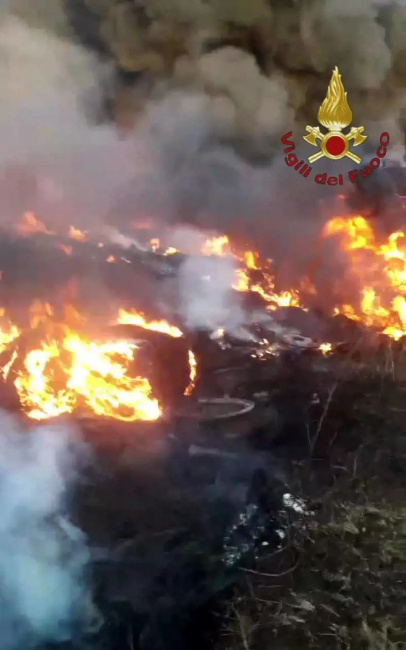 "Tenete le finestre chiuse". Allarme ad Ardea: a fuoco una discarica abusiva di 5mila mq