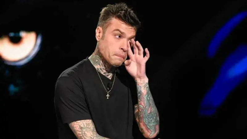 "Ho tentato il suicidio a 18 anni". Poi la crisi con Chiara. Fedez si confessa a Belve