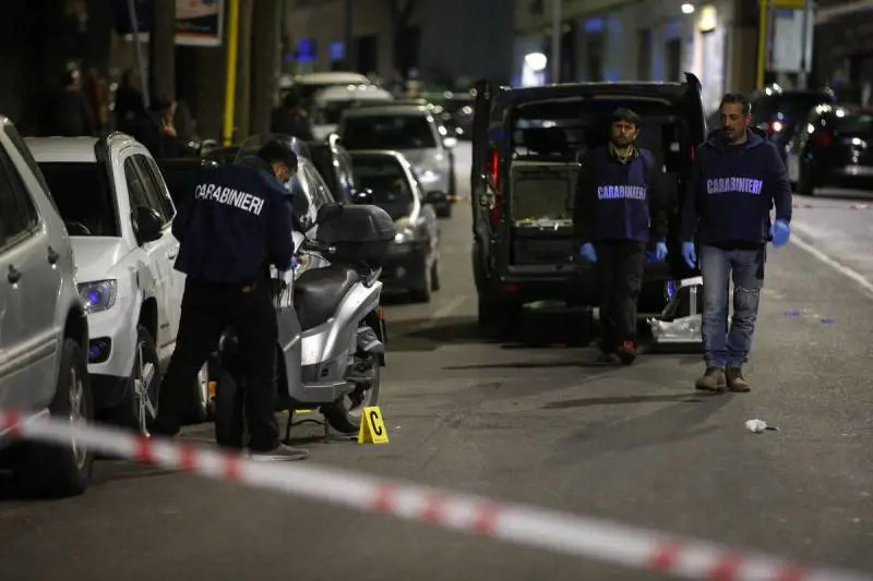 Sparatoria in strada, un uomo gambizzato a Milano: è caccia all'aggressore
