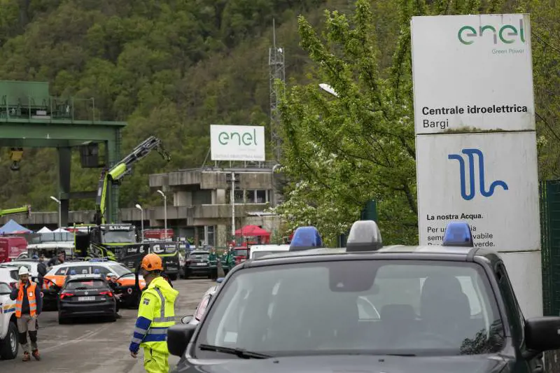 La puzza di bruciato e la corsa al bus. Così la scolaresca è scampata all'esplosione di Suviana