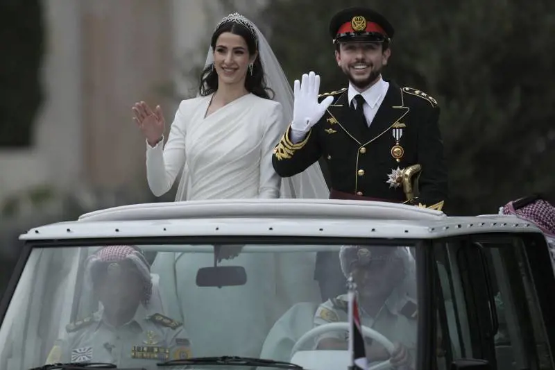 Rania di Giordania sarà nonna: i principi Hussein e Rajwa aspettano un bambino