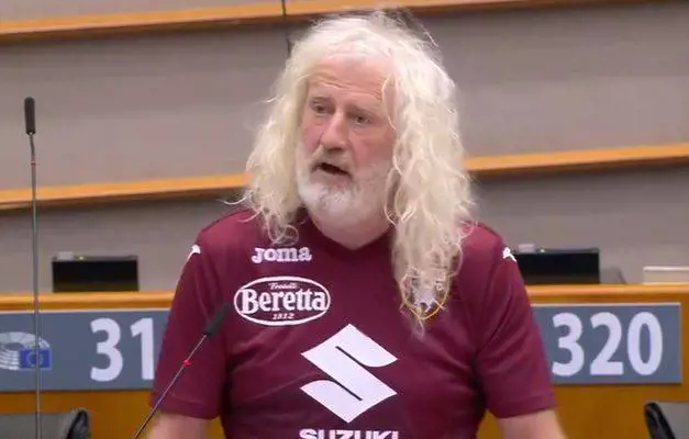 "Juve m...a". Chi è l'europarlamentare irlandese tifoso sfegatato del Toro