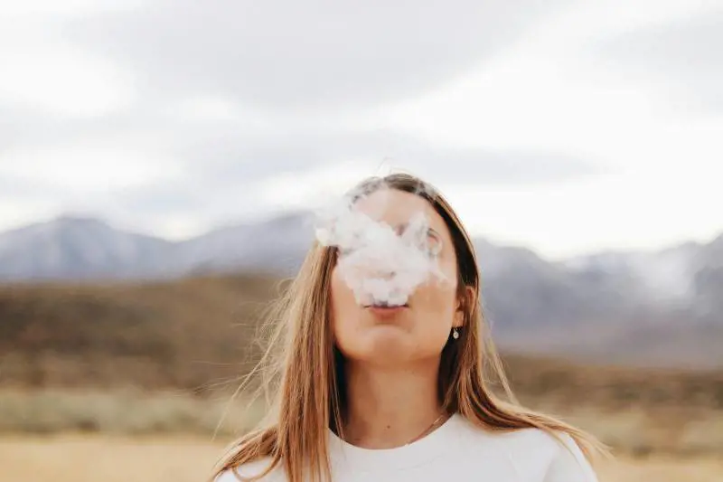 Il viso "in fumo": come diventa la pelle di un fumatore e cosa fare per limitarne l'invecchiamento (se non riesci a smettere)