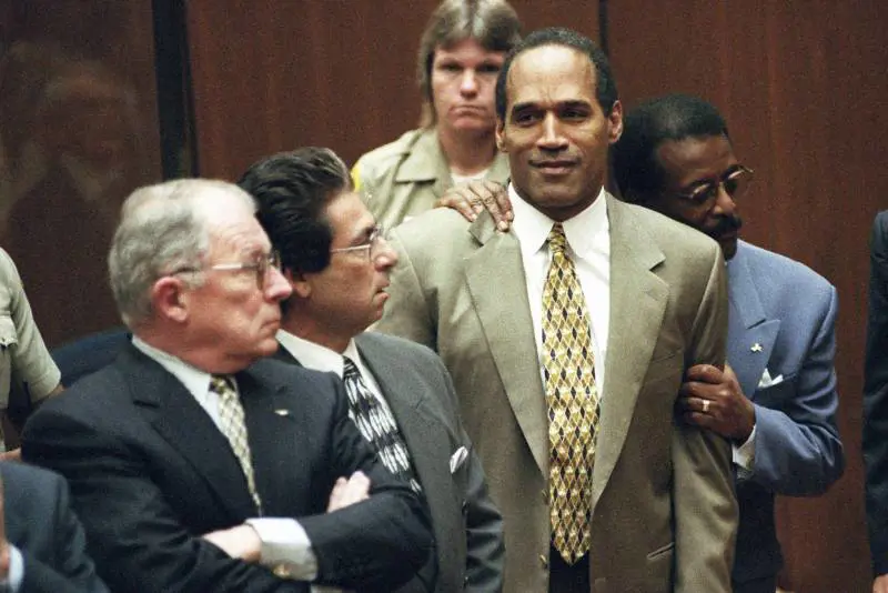 Il guanto, la difesa, la famiglia: chi era Robert Kardashian, l'avvocato che difese O.J. Simpson