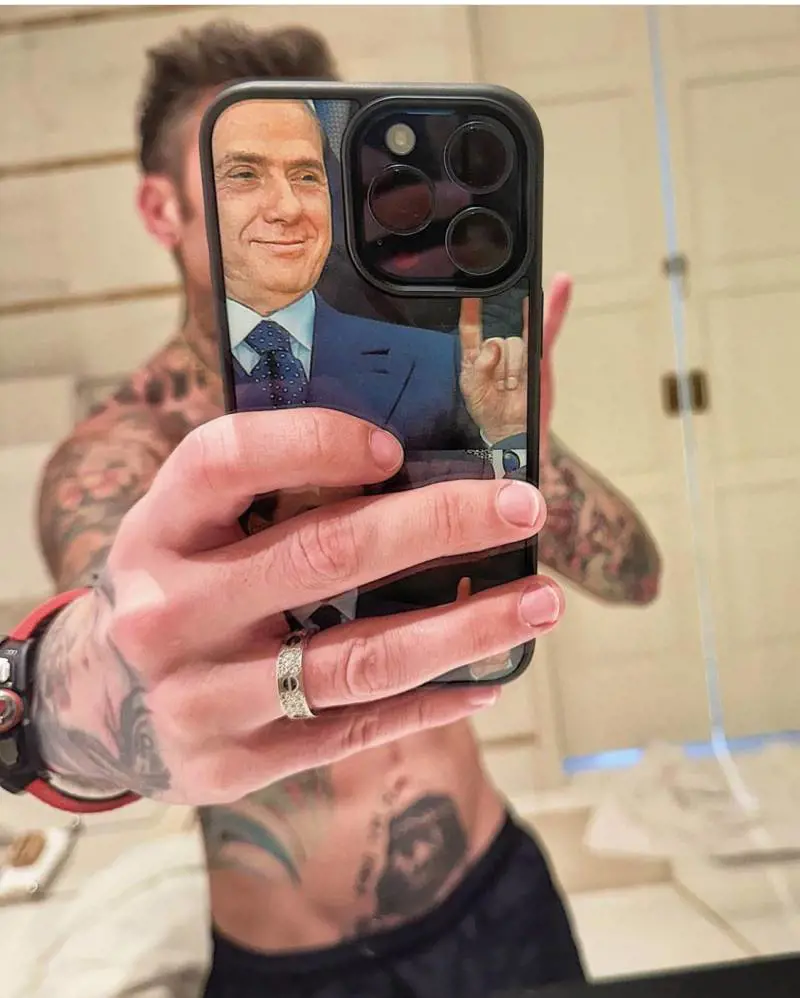 "Porta rispetto". Lo scivolone di Fedez con la cover del Cavaliere