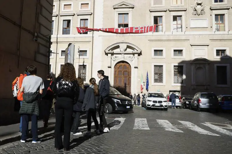 Dalle Ong pro immigrati alle associazioni Lgbt: così l'indottrinamento inizia a scuola
