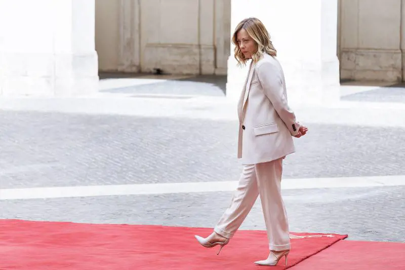 Aborto, la Spagna attacca l'Italia. Meloni: "Quando si è ignoranti..."