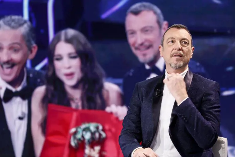 "Mai chiesto niente per i familiari". La lettera d'addio di Amadeus alla Rai
