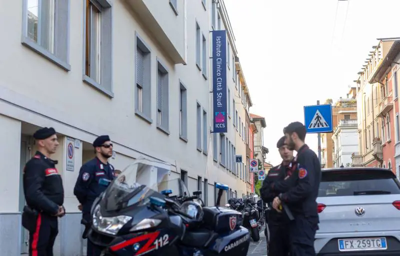 Aggredisce la ex all'ospedale: "Ti uccido". E accoltella due dipendenti e un paziente