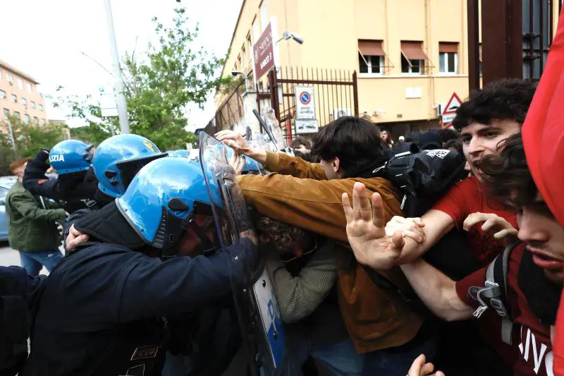 Gli anarchici e il palestinese filo-Hamas: chi c'è dietro gli scontri alla Sapienza