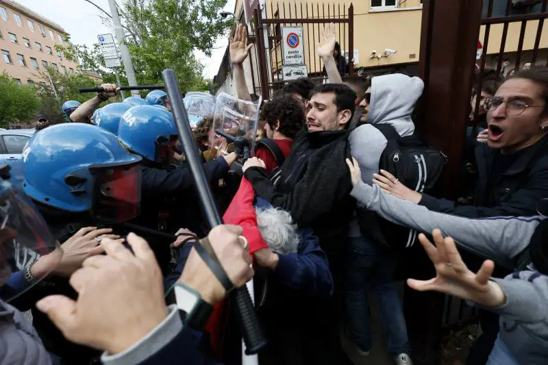 "Cercano lo scontro contro di noi". L'ira dei poliziotti contro i collettivi