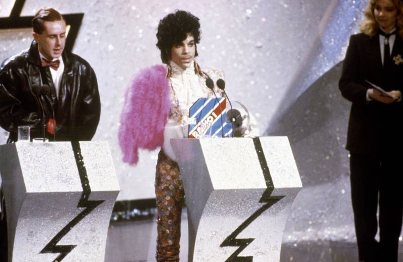 Prince sul palco durante una premiazione (1990)