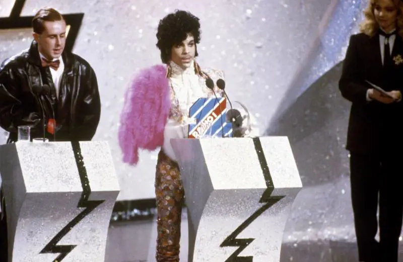 Prince sul palco durante una premiazione (1990)