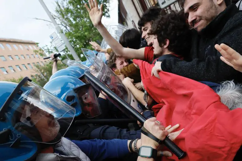 "Troppi manganelli contro gli studenti". E nel Pd c’è chi difende i collettivi rossi