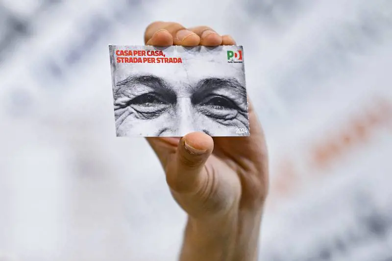 "Un omaggio", "Si rivolta nella tomba". Scontro a sinistra su Berlinguer