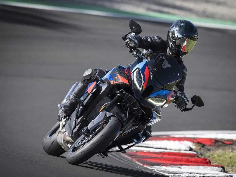 Nuova BMW M 1000 XR: crossover con anima racing