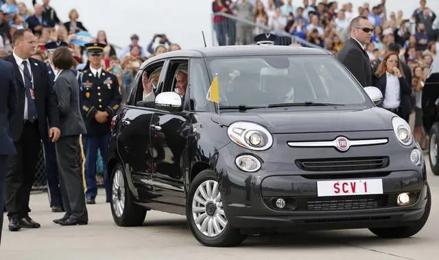 L’auto di Papa Francesco è all’asta. Ecco quanto costa la 500 L più ricercata del mondo