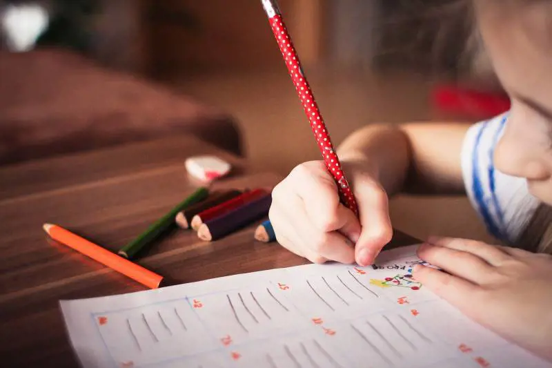 Milano, abusi su quattro bambine della materna: arrestato maestro