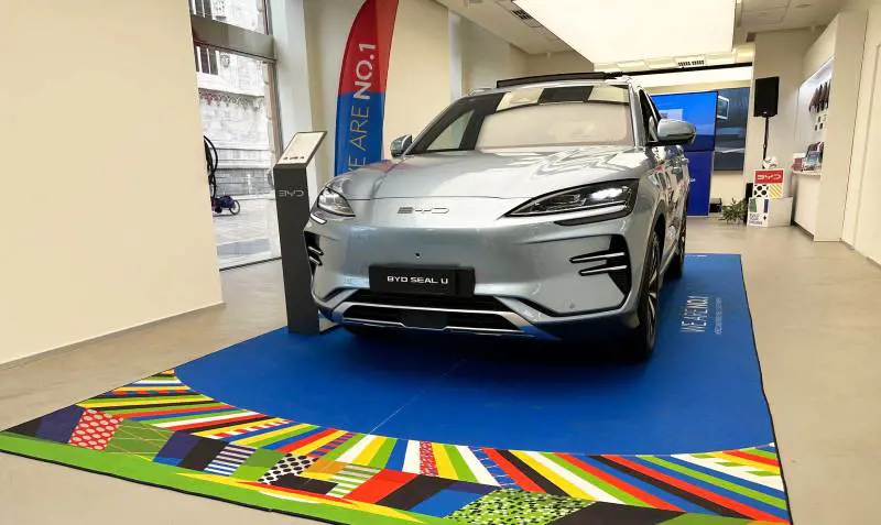 BYD Seal U, l'anteprima a Milano: ecco allestimenti e prezzi