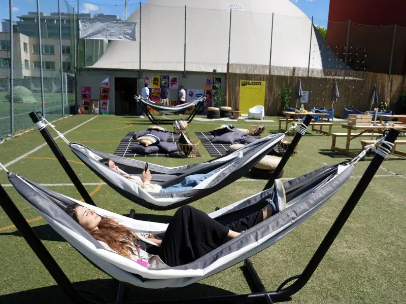 Gadget, drink e banane: la guida alternativa di "Milano da scrocco"