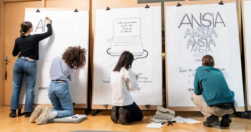 Manifesti e alberi d'artista per il Fuorisalone (e oltre)