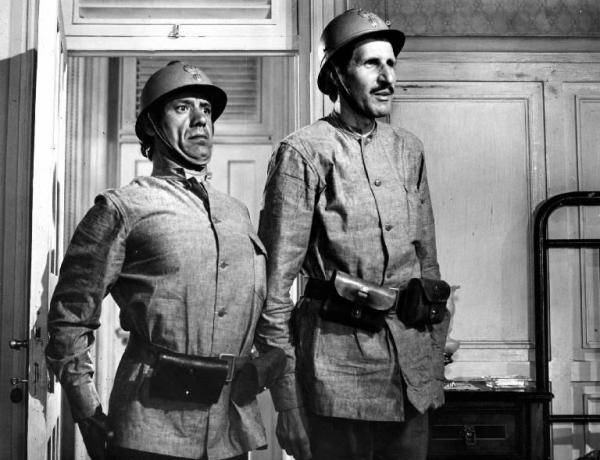 Ciccio Ingrassia con Franco Franchi in "Armiamoci e partite!" (1971)