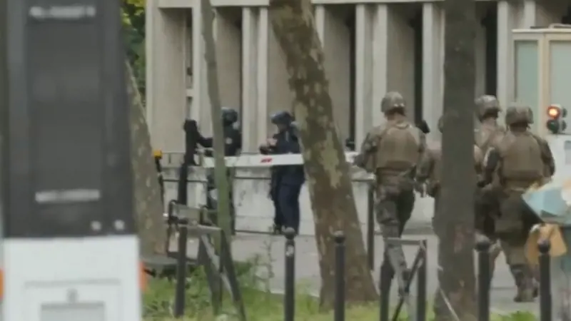 Parigi, paura al consolato iraniano: uomo minaccia di farsi saltare in aria