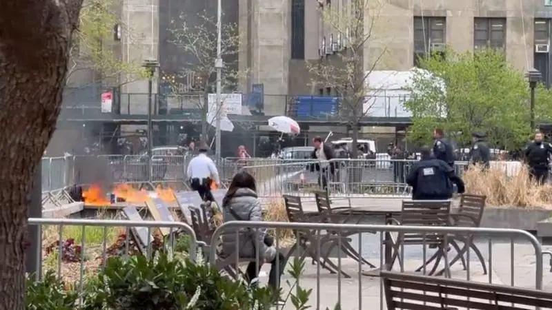 New York, un uomo si dà fuoco fuori dal tribunale del processo a Trump