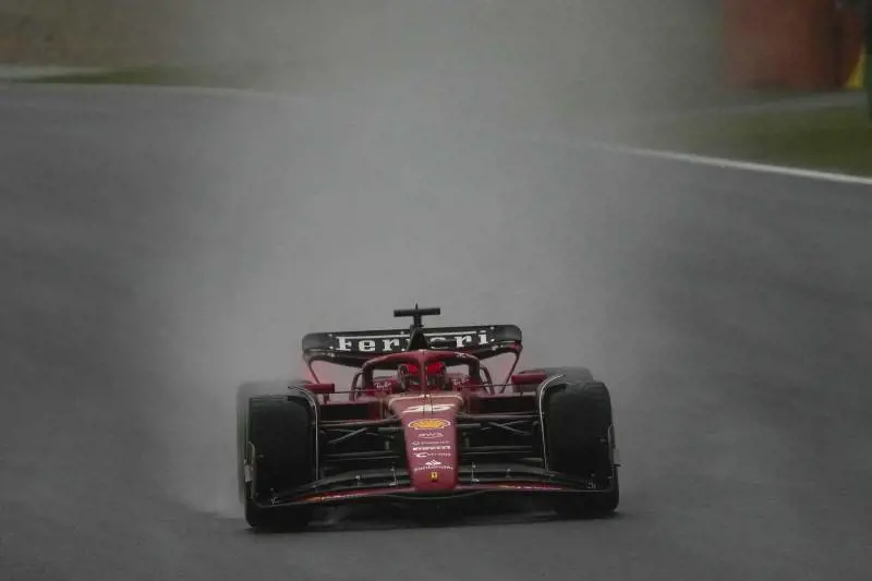 F1, in Cina sprint race e pole Verstappen, scintille in Ferrari tra Sainz e Leclerc
