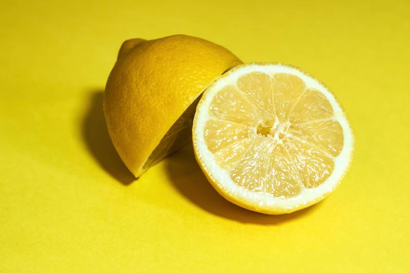 I molteplici benefici del limone secondo il nutrizionista: perchè e come integrarlo nella propria routine