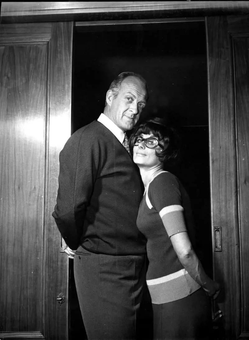 Raimondo Vianello e Sandra Mondaini durante uno spettacolo (1969)