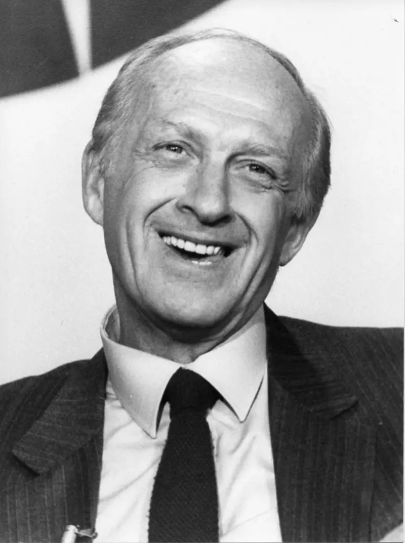 Raimondo Vianello nel programma "Tante scuse" (1975)