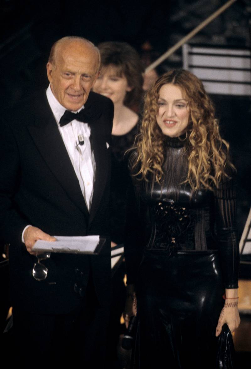 Raimondo Vianello con Madonna al festival di Sanremo (1998)