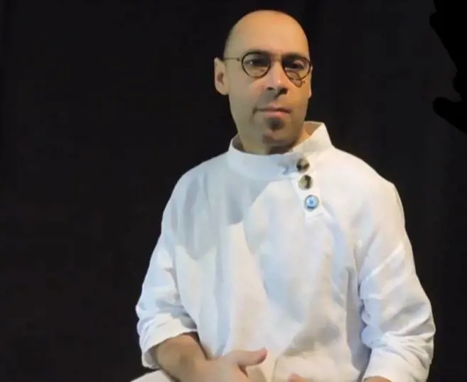"Pratiche estreme" e "strangolamenti" ai "prescelti". Direttore di teatro a processo per abusi